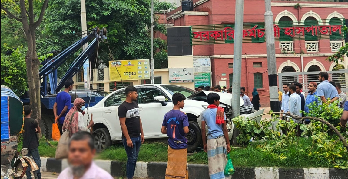 নিয়ন্ত্রণ হারিয়ে সড়ক বিভাজকের খুঁটিতে ধাক্কা প্রাইভেটকারের
