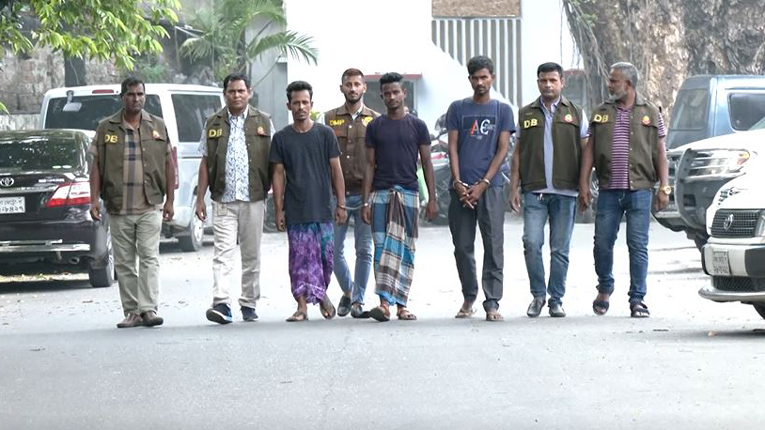 পুলিশ পরিচয়ে ১০ বছর ধরে গাড়ি নিয়ে ডাকাতি