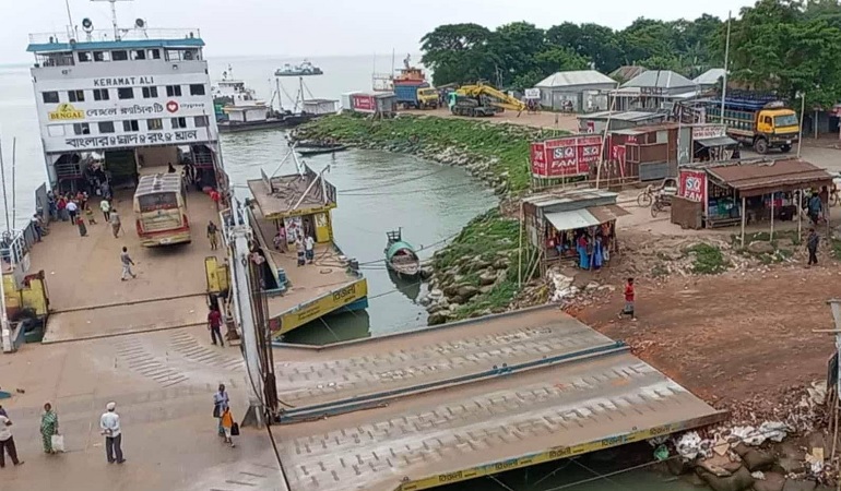 বদলে গেলো সময়, দৌলতদিয়ায় গাড়ির অপেক্ষায় ফেরি