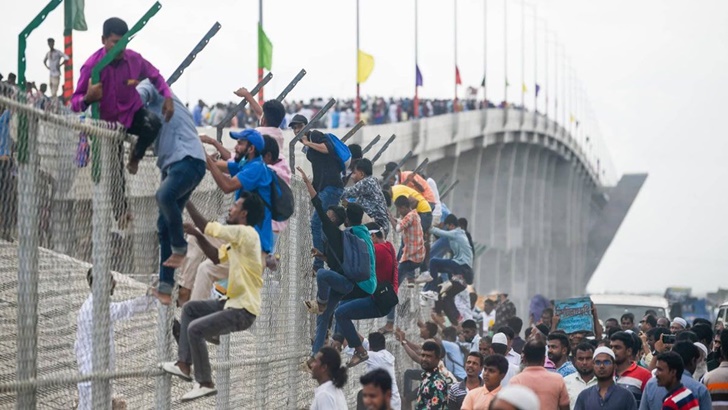 নিষেধ এড়িয়ে পদ্মা সেতুতে পায়ে হাঁটা হাজারো মানুষের ঢল