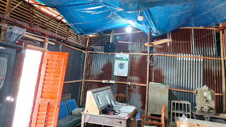 জামালপুরে টিনের ছাপড়ায় পলিথিন টানিয়ে চলে রেলরেস্টশনের কার্যক্রম