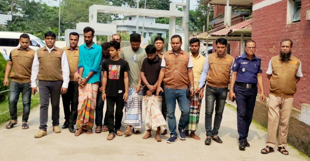 পিকআপ থামিয়ে লুট ৭৫ হাজার মুরগির ডিম