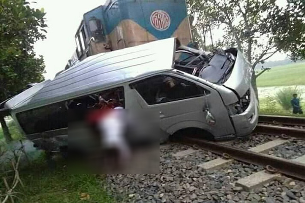 অরক্ষিত লেভেল ক্রসিং: ট্রেনের ধাক্কায় মাইক্রোবাস উল্টে নবজাতকের মৃত্যু