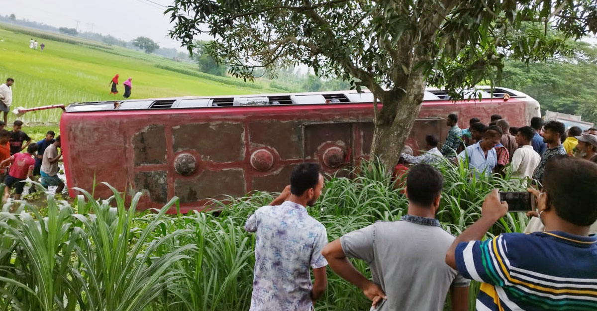 ফোনে কথা বলছিলেন চালক, বাস খাদে পড়ে নিহত দুই নারী