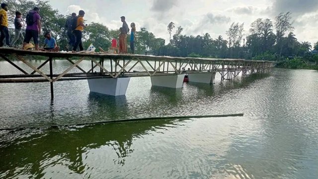 পুকুরে ‘পদ্মা সেতু’!