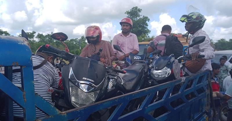 আশার আগুনে পানি, মোটরসাইকেল বহনকারী পিকআপ আটকে দিলো পুলিশ