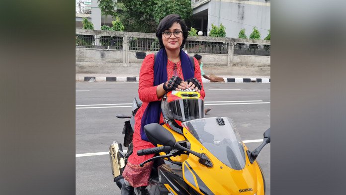 প্রথম নারী বাইকার হিসেবে পদ্মা সেতু পাড়ি দিলেন রুবায়াত রুবা