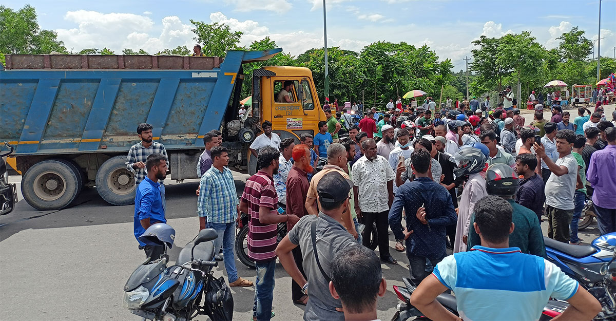 পদ্মা সেতুতে মোটরসাইকেলবাহী পিকআপ বন্ধ, সড়ক অবরোধ