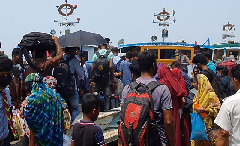 উপচে পড়া ভিড় পাটুরিয়ায়, তিন গুণ ভাড়া দিয়েও সিট মিলছে না বাসে
