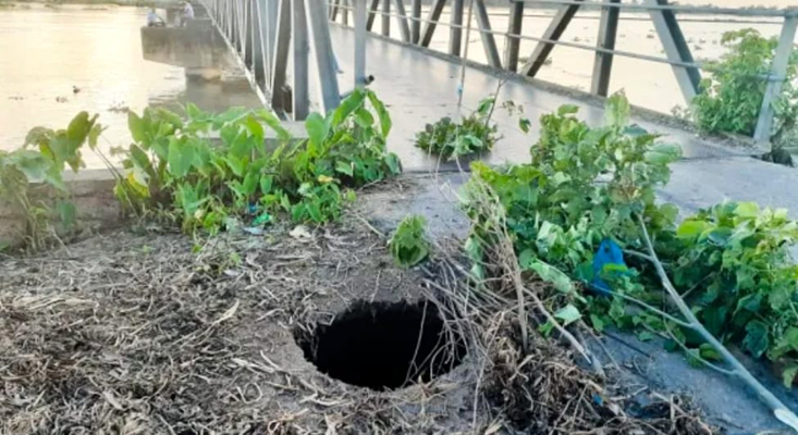 সংযোগ সড়কে গর্ত, বন্ধ যান চলাচল