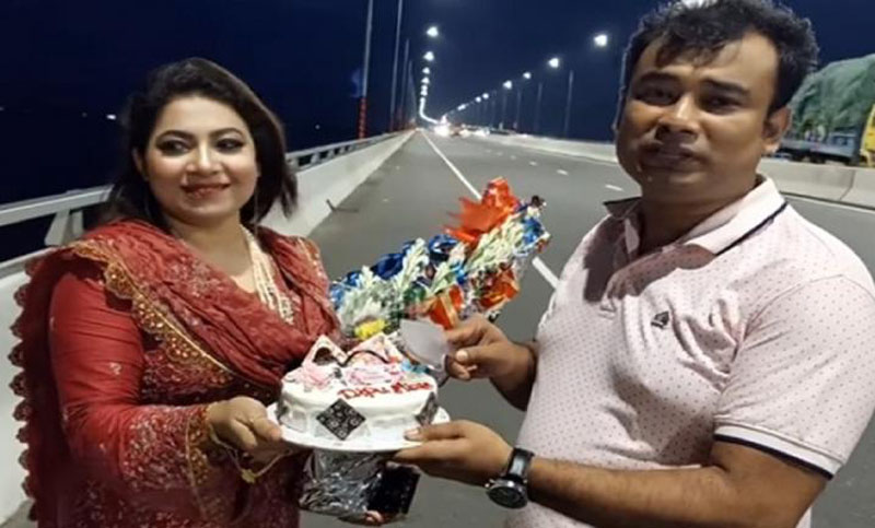 পদ্মা সেতুতে বিবাহ বার্ষিকী পালনের ভিডিও ভাইরাল