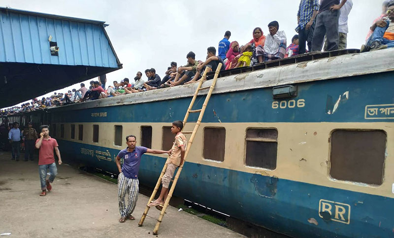ট্রেনের ছাদে যাত্রী নেওয়া বন্ধ ঘোষণা হাইকোর্টের