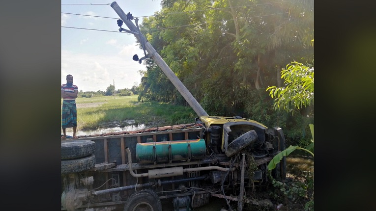 খুঁটিতে ট্রাকের ধাক্কায় বিদ্যুৎবিচ্ছিন্ন পিরোজপুর জেলা