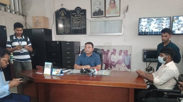 অতিরিক্ত জনস্রোতে ট্রেনের শিডিউল বিপর্যয়