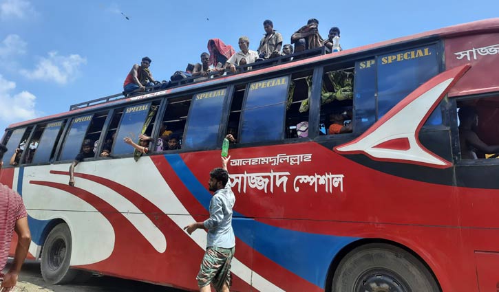যানজটে আটকা যাত্রীদের দিচ্ছে বিনামূল্যে পানি-ফল
