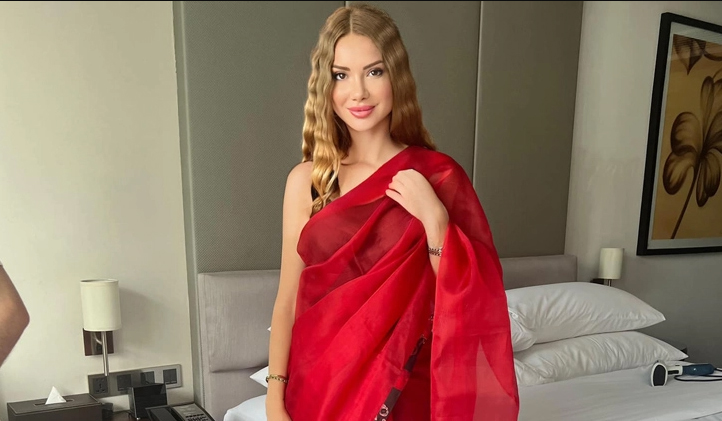 বাঙালি সাজে চমকে দিলেন রোমানিয়ান গায়িকা ওটিলিয়া