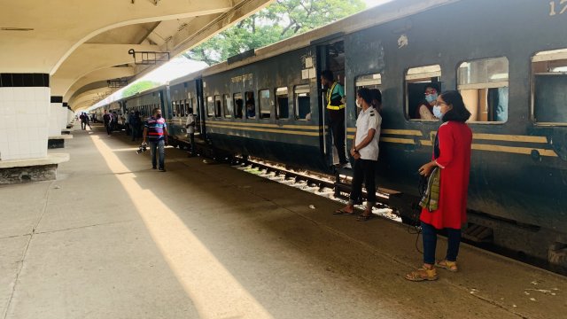 নেই ভিড়, আসন ফাঁকা রেখেই কমলাপুর ছাড়ছে ট্রেন