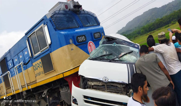 ট্রেন-মাইক্রোবাস সংঘর্ষে নিহত বেড়ে ১১
