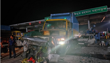 এক্সপ্রেসওয়েতে ৪ প্রাইভেটকারকে চাপা দিলো কাভার্ডভ্যান