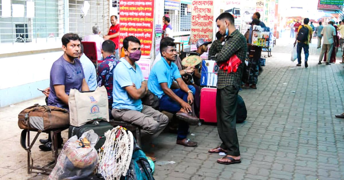 বেশির ভাগ বাসে আসন ফাঁকা নেই, বাড়ছে যাত্রীচাপ!