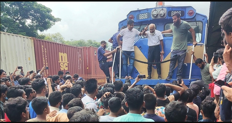সাড়ে ৩ ঘণ্টা পর ট্রেন চলাচল স্বাভাবিক