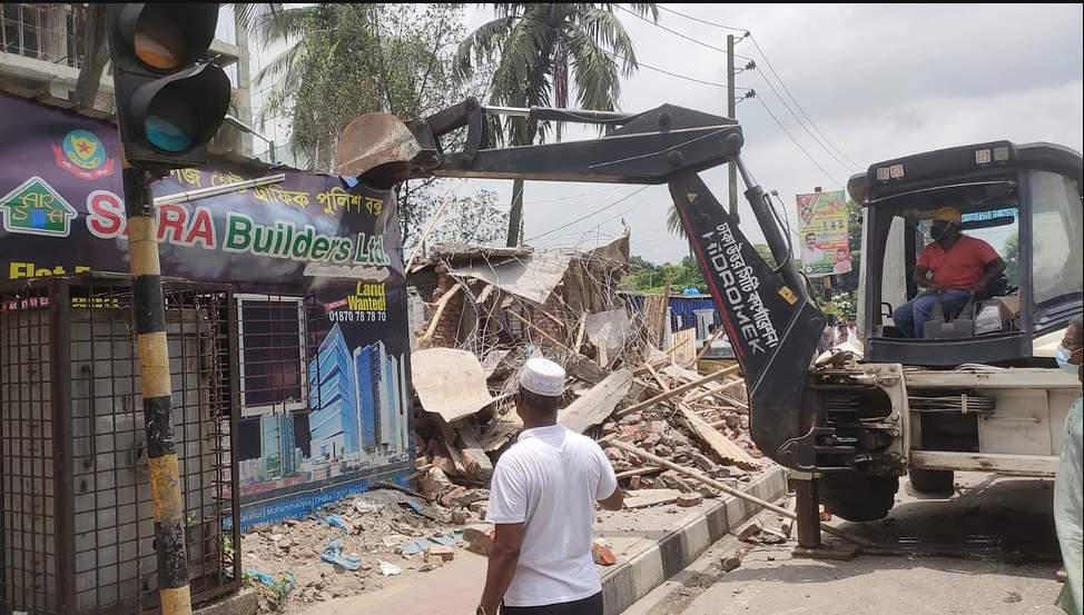 মেয়রের উপস্থিতিতে ভাঙা হলো ফুটপাতের ‘পুলিশ বক্স’