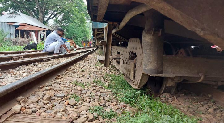 পাওয়ার কার লাইনচ্যুত, দেরিতে ছাড়ল সিল্কসিটি এক্সপ্রেস