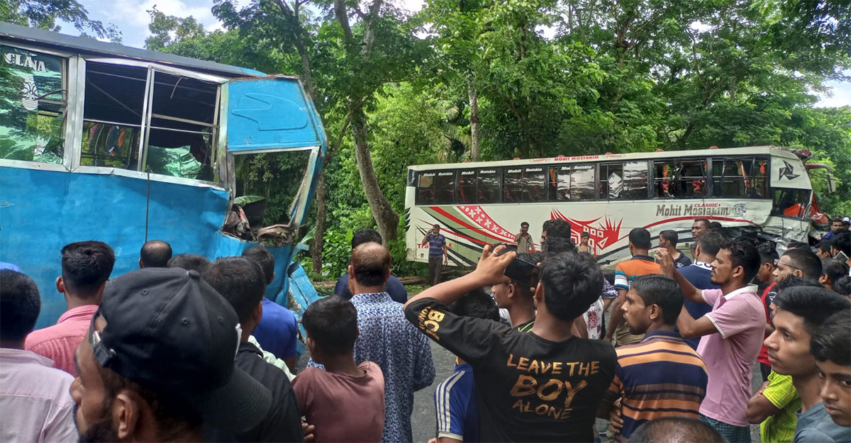 বাগেরহাটে দুই বাসের মুখোমুখি সংঘর্ষ, আহত ৩০