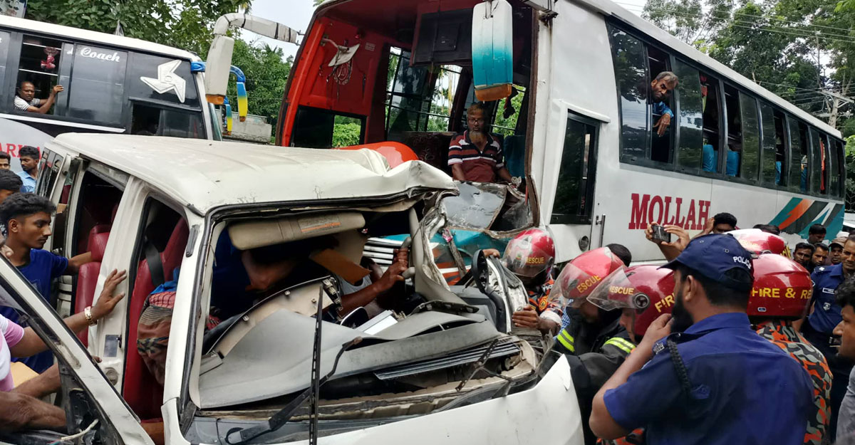 বরিশালে বাসের ধাক্কায় লন্ডভন্ড মাইক্রোবাস, নিহত ৫