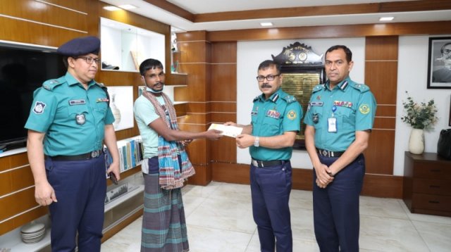 ফ্লাইওভারের নিচে তরুণীকে ধর্ষণ, পুলিশকে জানানো রিকশাচালক পেলেন পুরস্কার