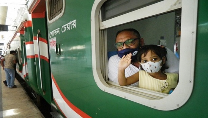 ট্রেন ছাড়ছে সময়মতো, এবারের ঈদযাত্রা ভোগান্তিহীন