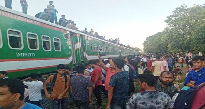 জয়পুরহাটে লাইনচ্যুত বগি উদ্ধার, ট্রেন চলাচল স্বাভাবিক