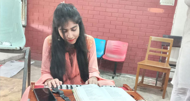 রাস্তায় ছিটকে পড়ে প্রাণ হারালো ইডেন শিক্ষার্থী সালমা