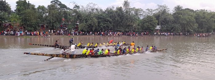 সখীপুর-বাসাইল সড়ক বন্ধ করে নৌকাবাইচ প্রতিযোগিতা, ভোগান্তি