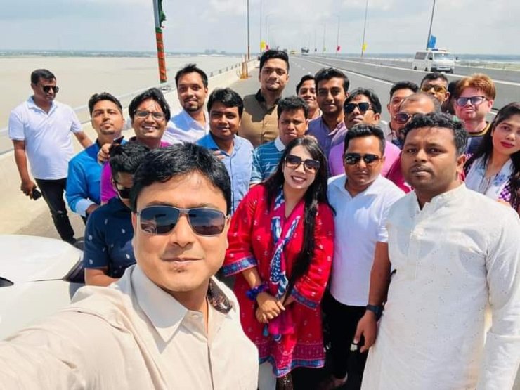 নিয়ম ভেঙে পদ্মা সেতুতে ছাত্রলীগ সভাপতির সেলফি