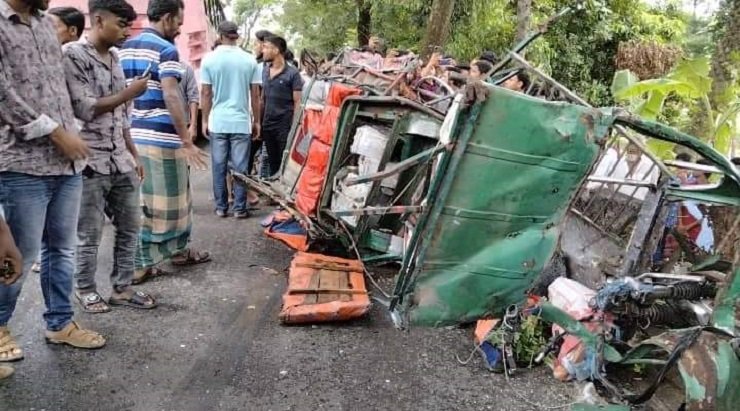 বরিশালে মিনিবাস-অটোরিকশা সংঘর্ষ: নিহত ৫