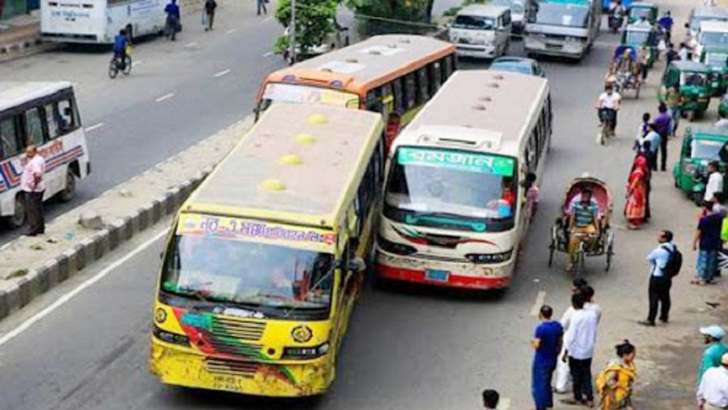 দুই বাসের রেষারেষিতে প্রাণ গেল কৃষকের