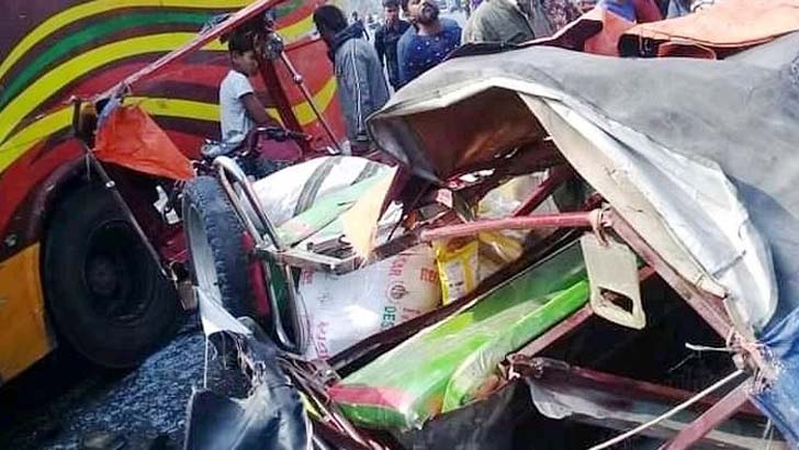 বাসচাপায় প্রাণ গেলো অটোরিকশার ৩ যাত্রীর