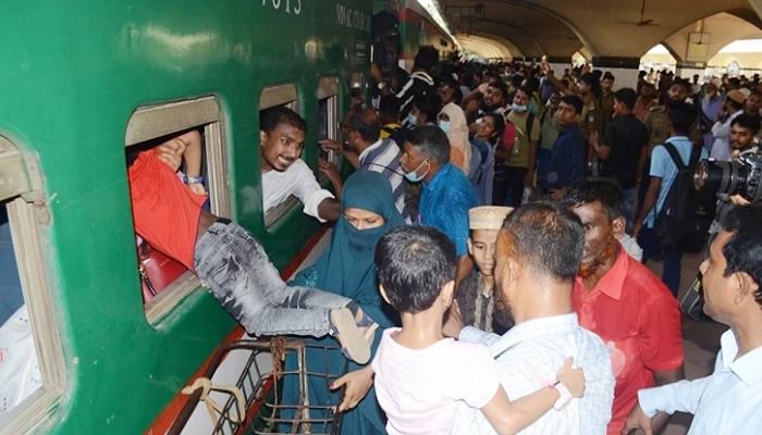 কমলাপুরে মানুষের ঢল