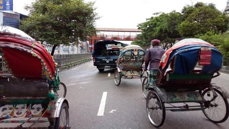 গণপরিবহন সংকটে দাপিয়ে বেড়াচ্ছে রিকশা