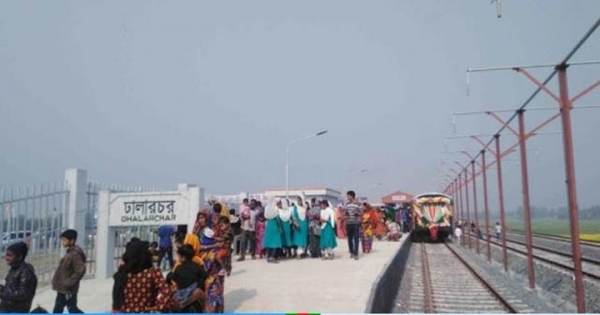 হঠাৎ ট্রেনে বগি কমিয়ে দেওয়ায় ঢালারচরের যাত্রীদের দুর্ভোগ চরমে