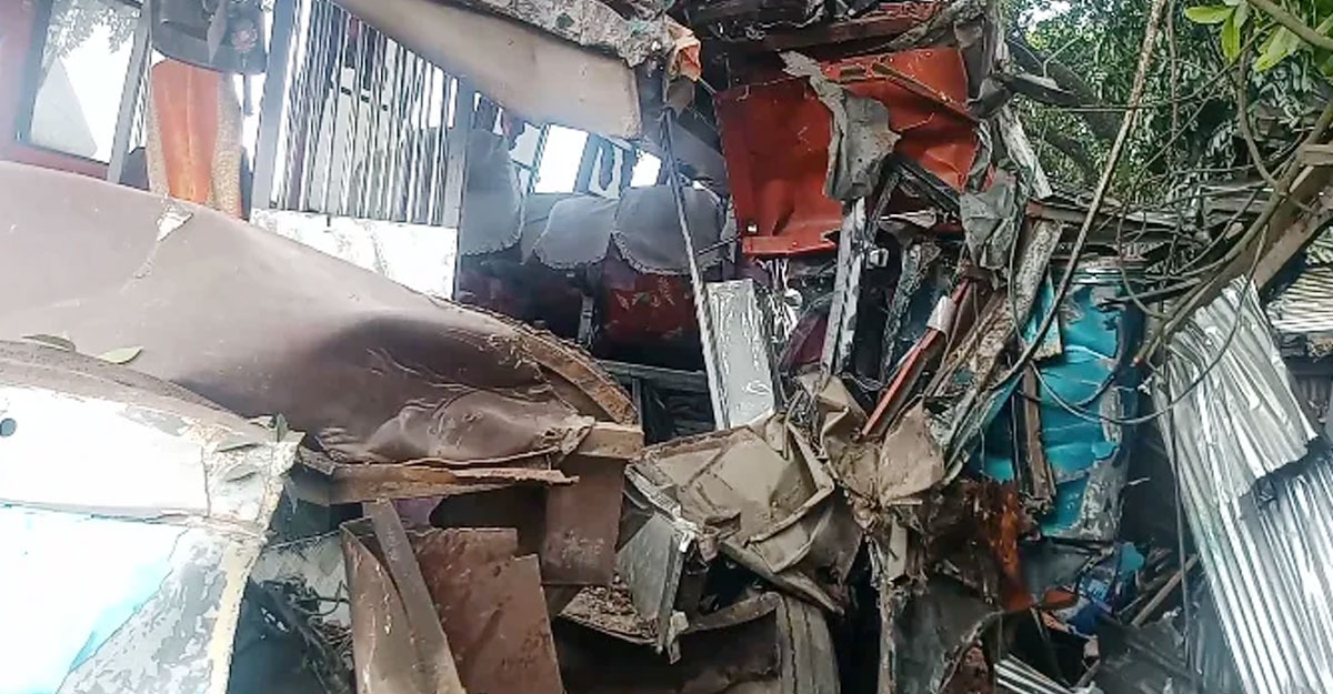 অটোরিকশাচালককে চাপা দিয়ে দোকানে ঢুকে গেলো বাস