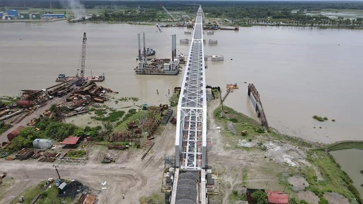 রূপসা রেল সেতুতে সবগুলো স্প্যান বসেছে, চলছে লাইনের কাজ
