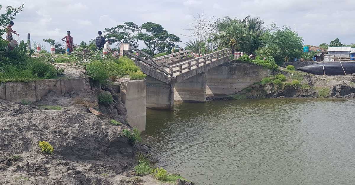 ভেঙে পড়ল ৫৪ লাখ টাকার সেতু, দুর্ভোগে ৪০ গ্রামের মানুষ