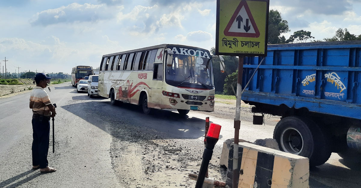 সিরাজগঞ্জের মহাসড়কে চাপ যানবাহনের, নেই যানজট