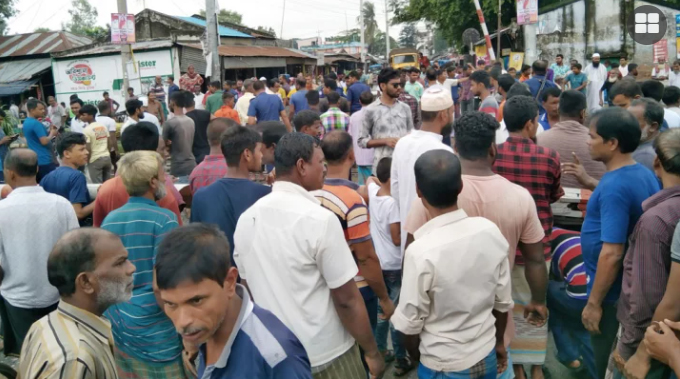 ছিল না গেটম্যান, লেভেল ক্রসিংয়ে ঢুকে পড়ল ট্রেন