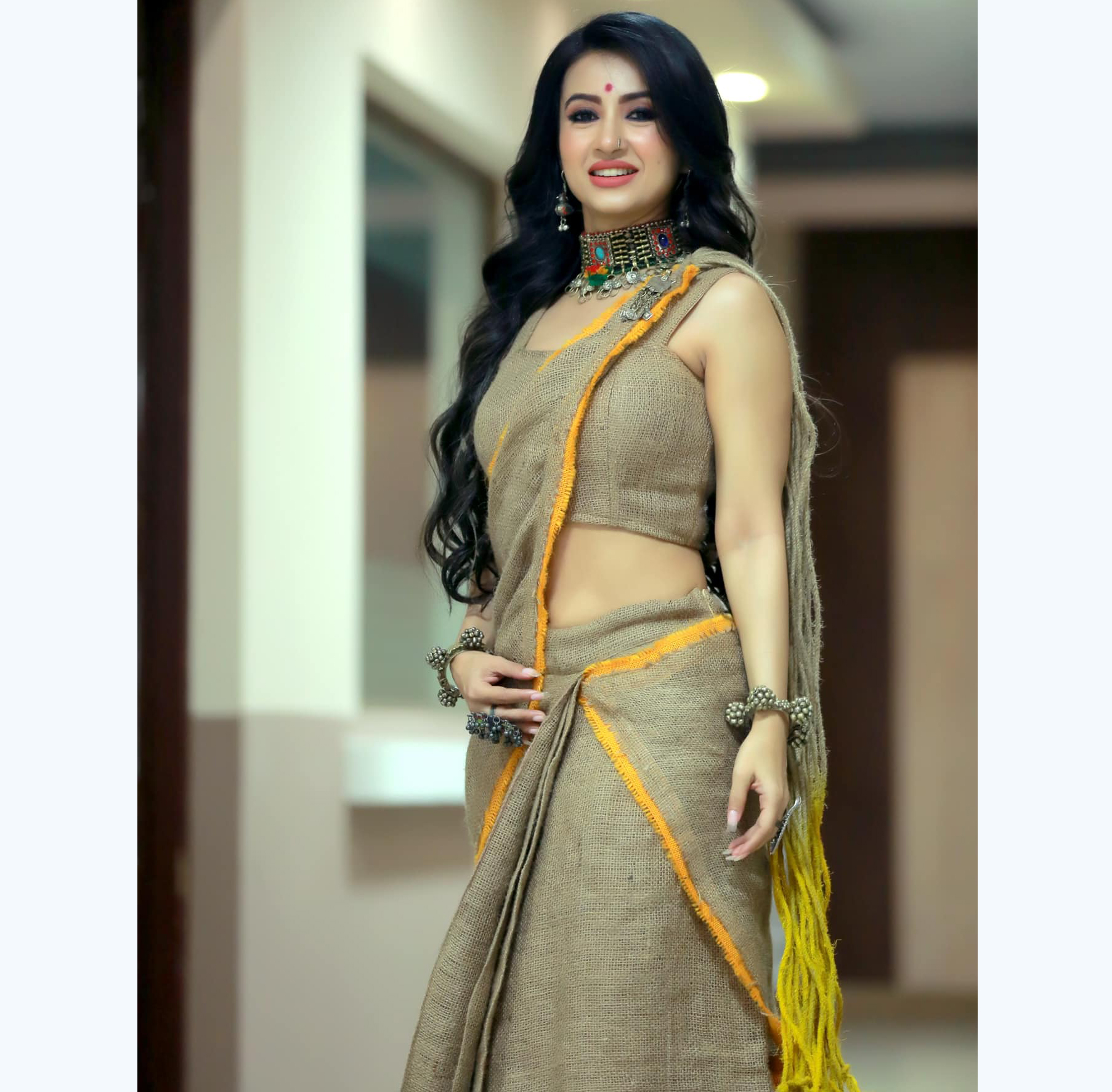 পাটের শাড়িতে মুগ্ধতা ছড়াচ্ছেন অভিনেত্রী