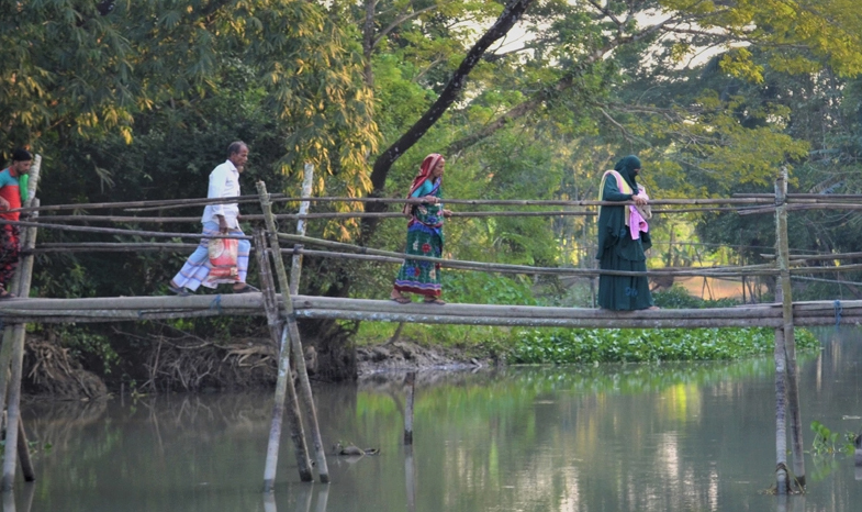 সেতুর অভাবে সোনার বাংলা গ্রাম, ১০ হাজার মানুষের ভোগান্তি