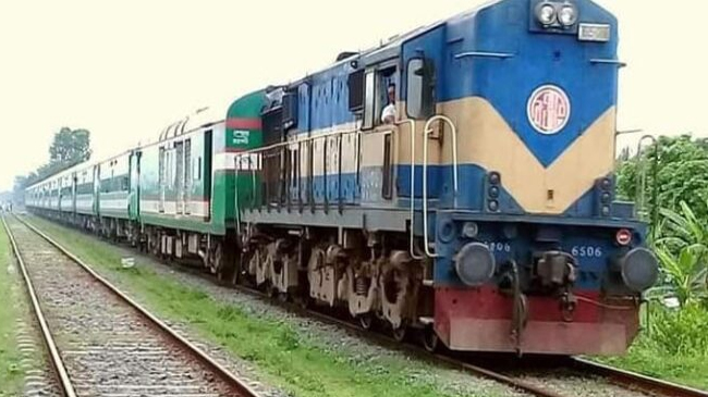 চাঁপাইনবাবগঞ্জে বন্ধ ট্রেন চালু না হওয়ায় ভোগান্তি