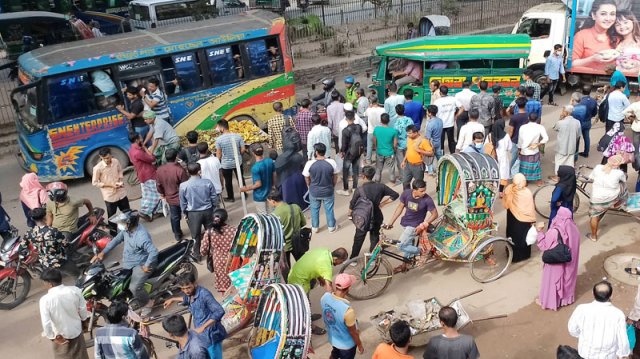 চট্টগ্রামে গণপরিবহন বন্ধ: গ্যাসচালিত পরিবহনে বাড়তি ভাড়ার অভিযোগ